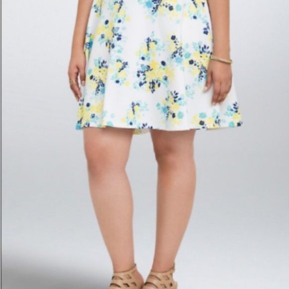 Torrid White Blue Floral Scuba Skater Skir… - Picture 6 of 8